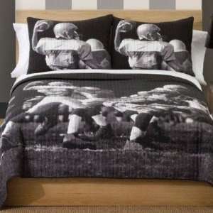  Photoreal Football Full / Queen Quilt with Two Shams: Home 