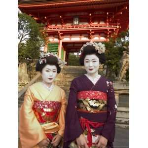 Geisha Maiko at Kiyomizu Dera Temple, Unesco World Heritage Site 