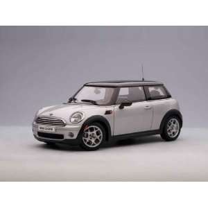 2006 Mini Cooper 1/18 Pure Silver/Black Roof: Toys & Games