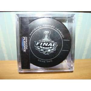 2010 Stanley Cup Game Two Puck Chicago Blackhawks NHL   NHL Mugs and 