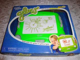 Etch A Sketch GLOW SKETCH   Draw With Red, Green or Yellow Light [NEW 