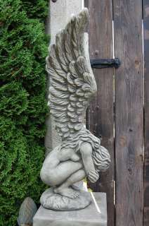 Großer Engel mit Flügel hockend Steinguß Frostfest Neu  