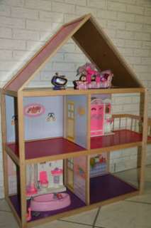 Barbie Haus aus Holz mit Zubehör in Hessen   Heusenstamm  Spielzeug 