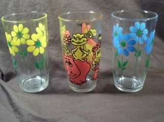   OF 3 VINTAGE SOUR CREAM GLASSES FLORAL BLUE YELLOW DAISY ZOO  
